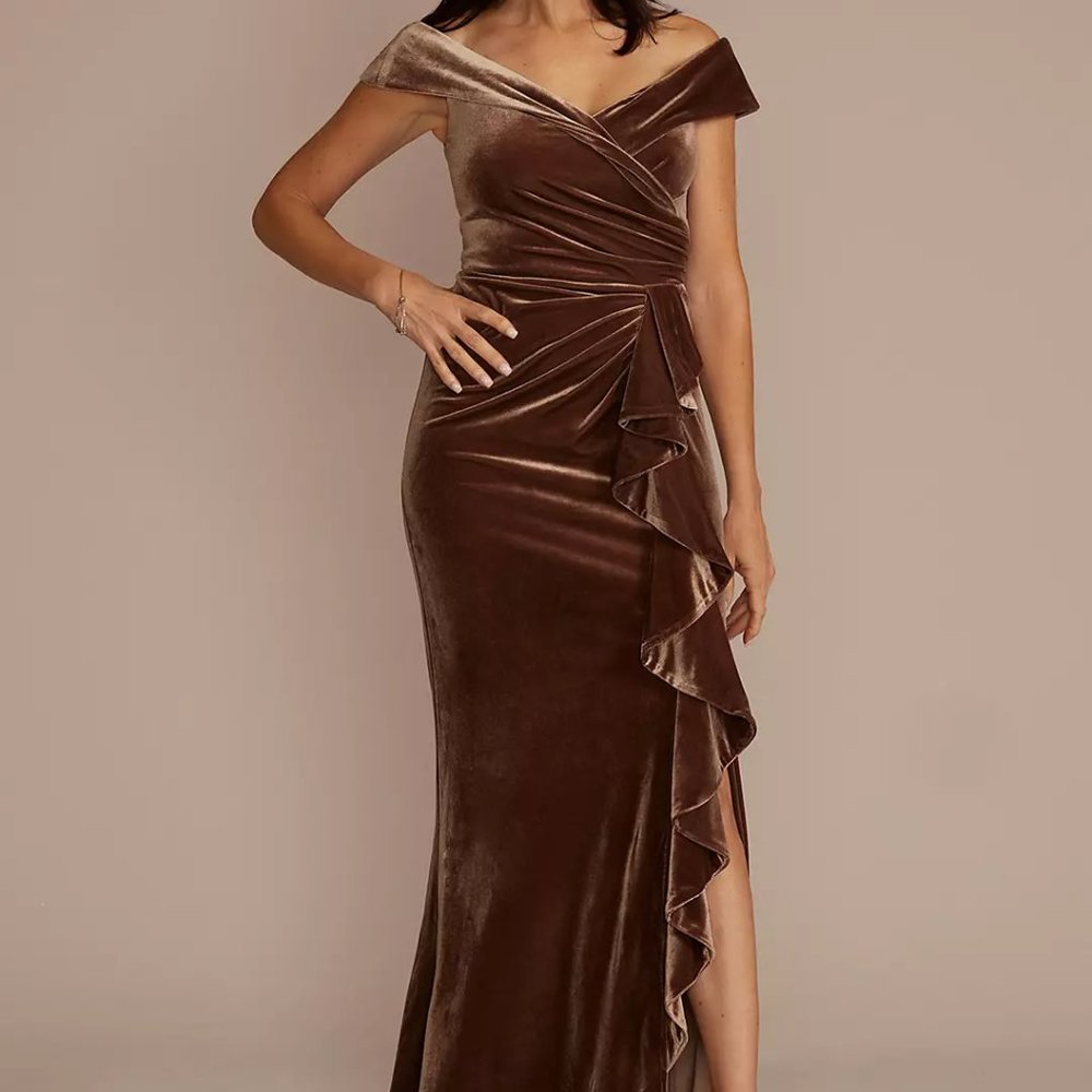 Beautiful Oleg Cassini VELVET off-the-shoulder sheath dress with ruffle, Size 8